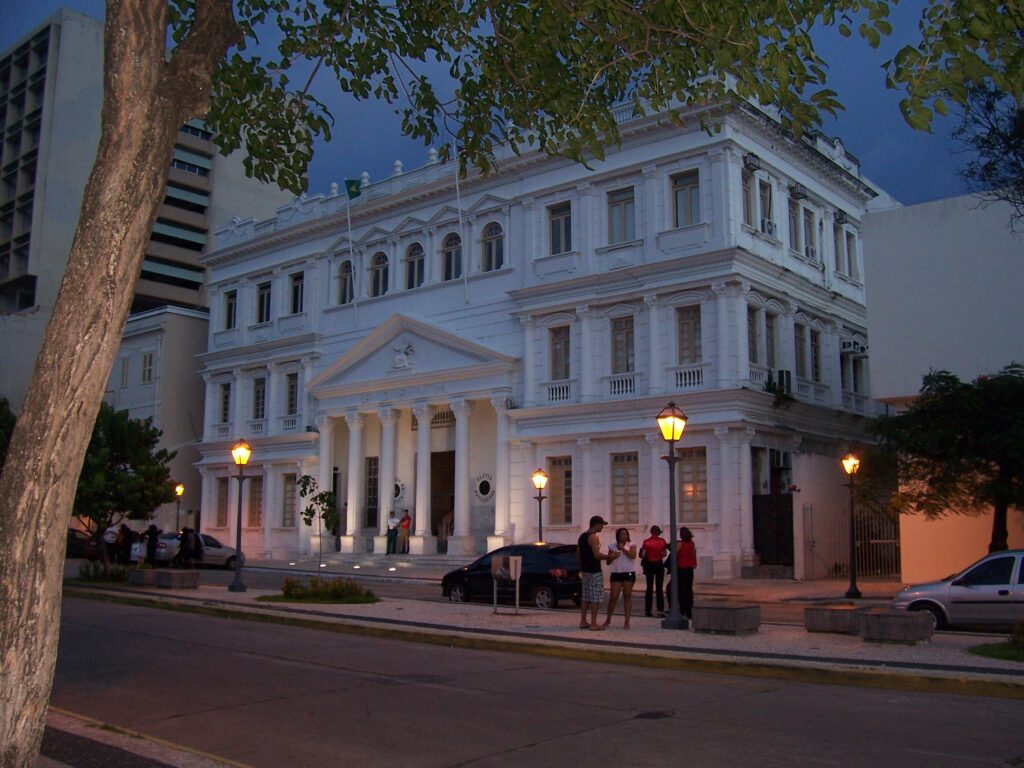 Beleuchtetes neoklassizistisches Gebäude mit Säulenportal bei Nacht im historischen Zentrum von São Luís, Brasilien