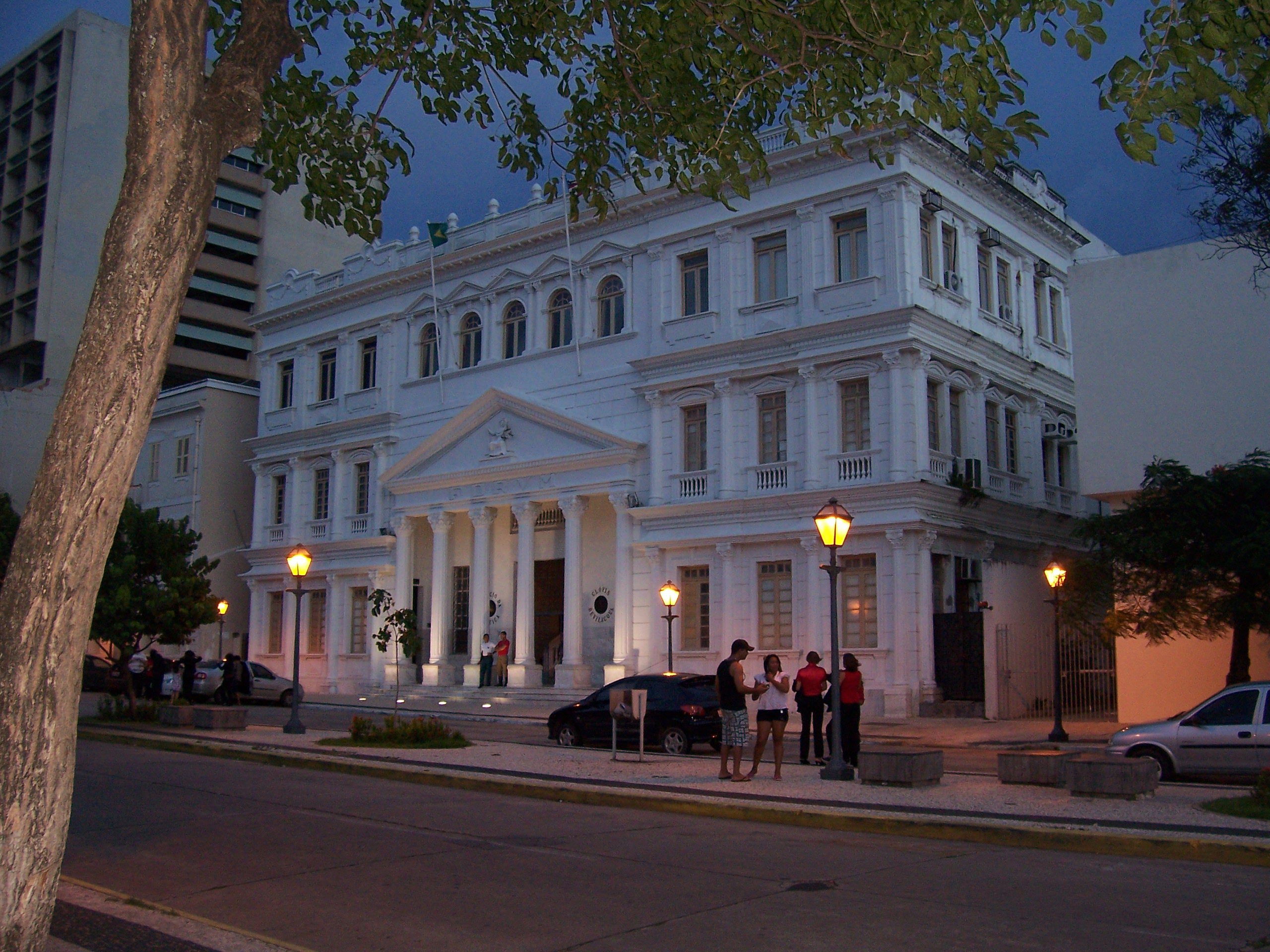 Beleuchtetes neoklassizistisches Gebäude mit Säulenportal bei Nacht im historischen Zentrum von São Luís, Brasilien