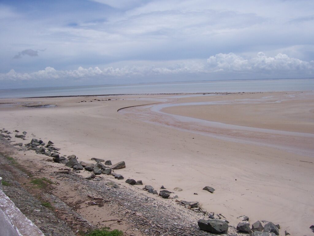Weite Sandfläche mit Wasserrinnen bei Ebbe an der Küste von São Luís, Maranhão, Brasilien