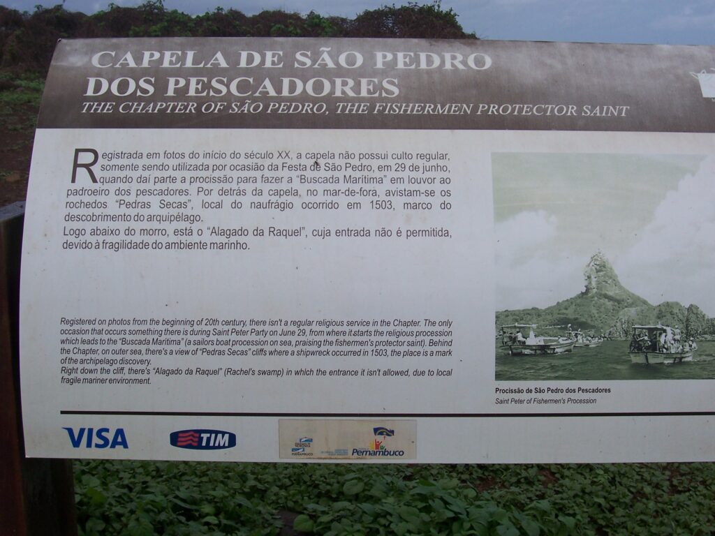 Zweisprachige Infotafel „Capela de São Pedro dos Pescadores" mit historischem Foto, Fernando de Noronha, Brasilien