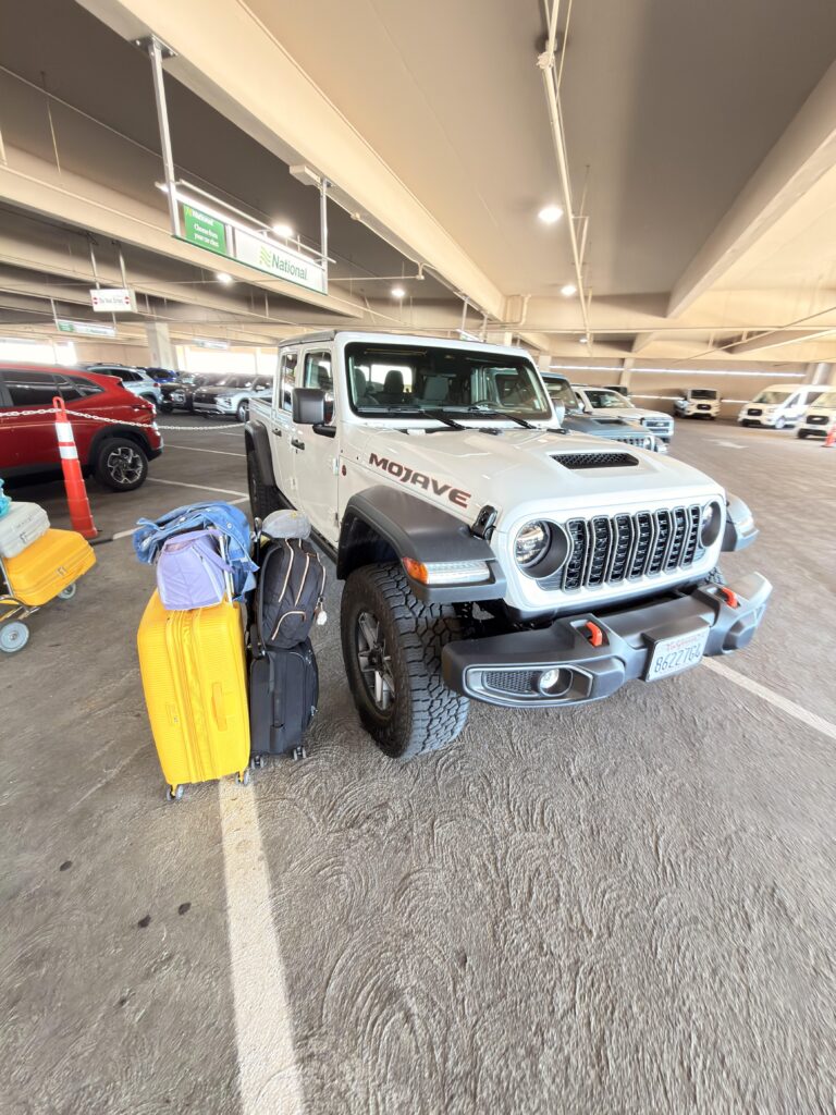Weißer Jeep Gladiator Mojave mit Gepäck im Parkhaus des Flughafens Las Vegas