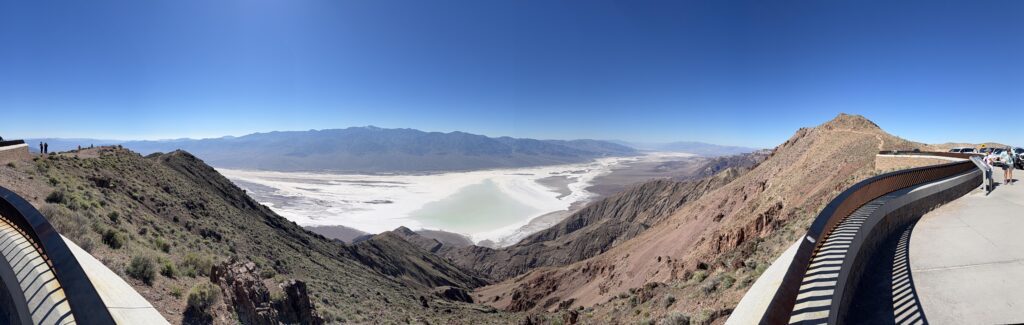 Panoramablick vom Dante's View auf die Salzebene und die umliegenden Bergketten des Death Valley