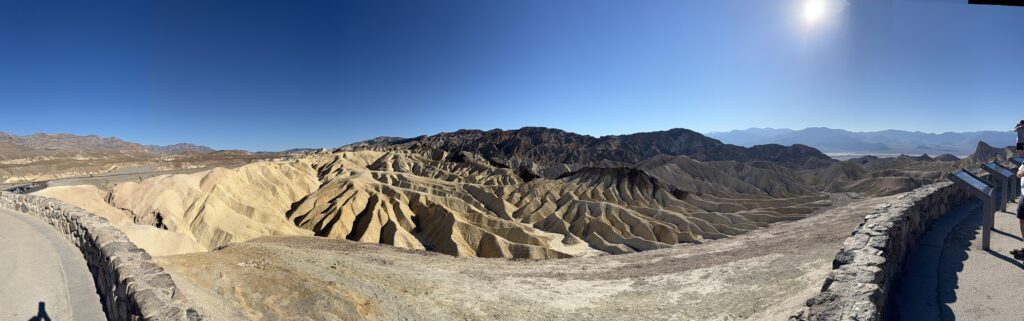 Panoramablick über die gelb-braunen Badlands von Zabriskie Point im Death Valley