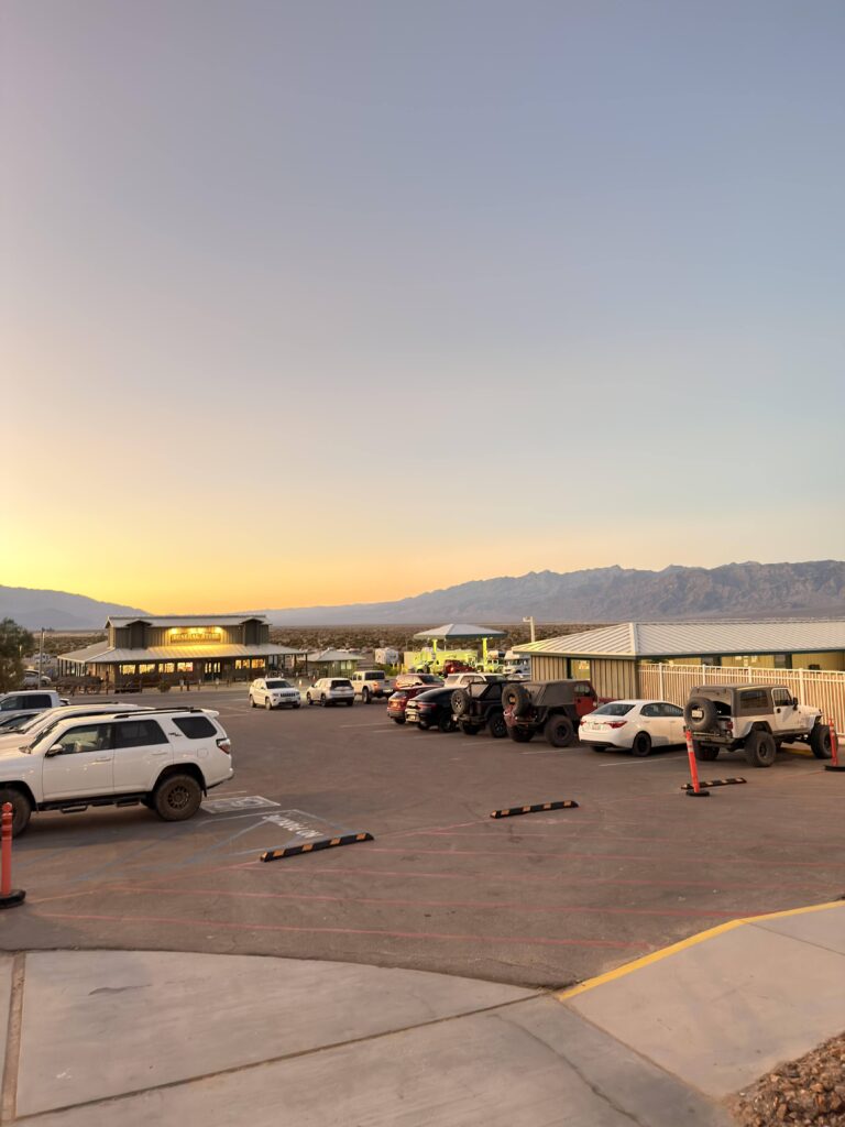 Parkplatz vor dem General Store von Stovepipe Wells bei Sonnenuntergang mit Geländewagen