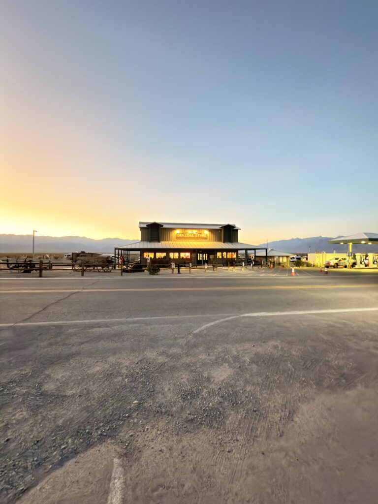Beleuchteter General Store von Stovepipe Wells in der Abenddämmerung