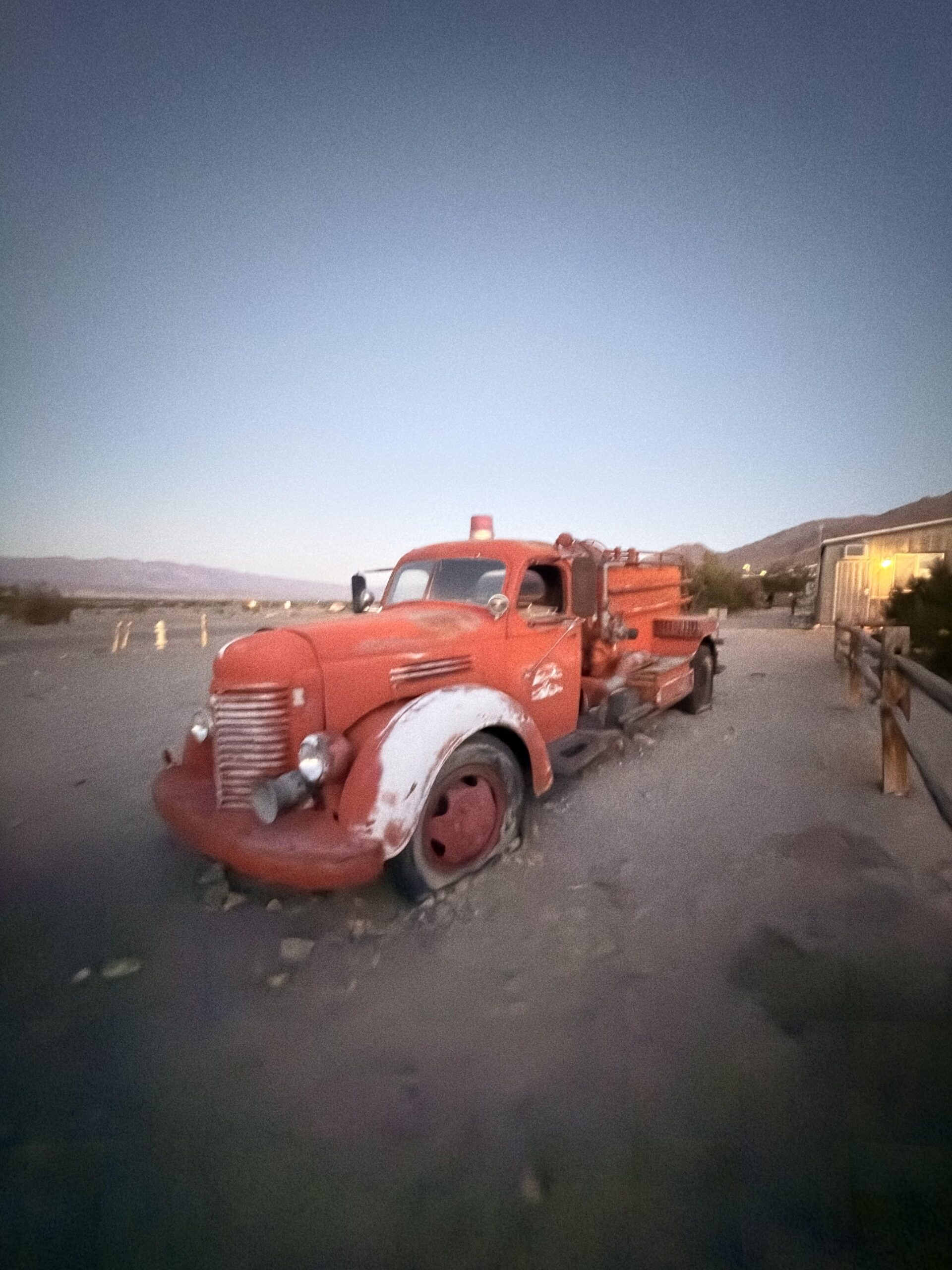 Historischer roter Feuerwehrwagen bei Dämmerung in Stovepipe Wells im Death Valley
