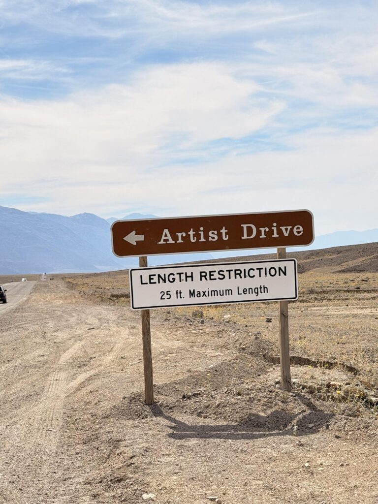 Hinweisschild "Artist Drive" mit Längenbeschränkung an einer Schotterstraße im Death Valley