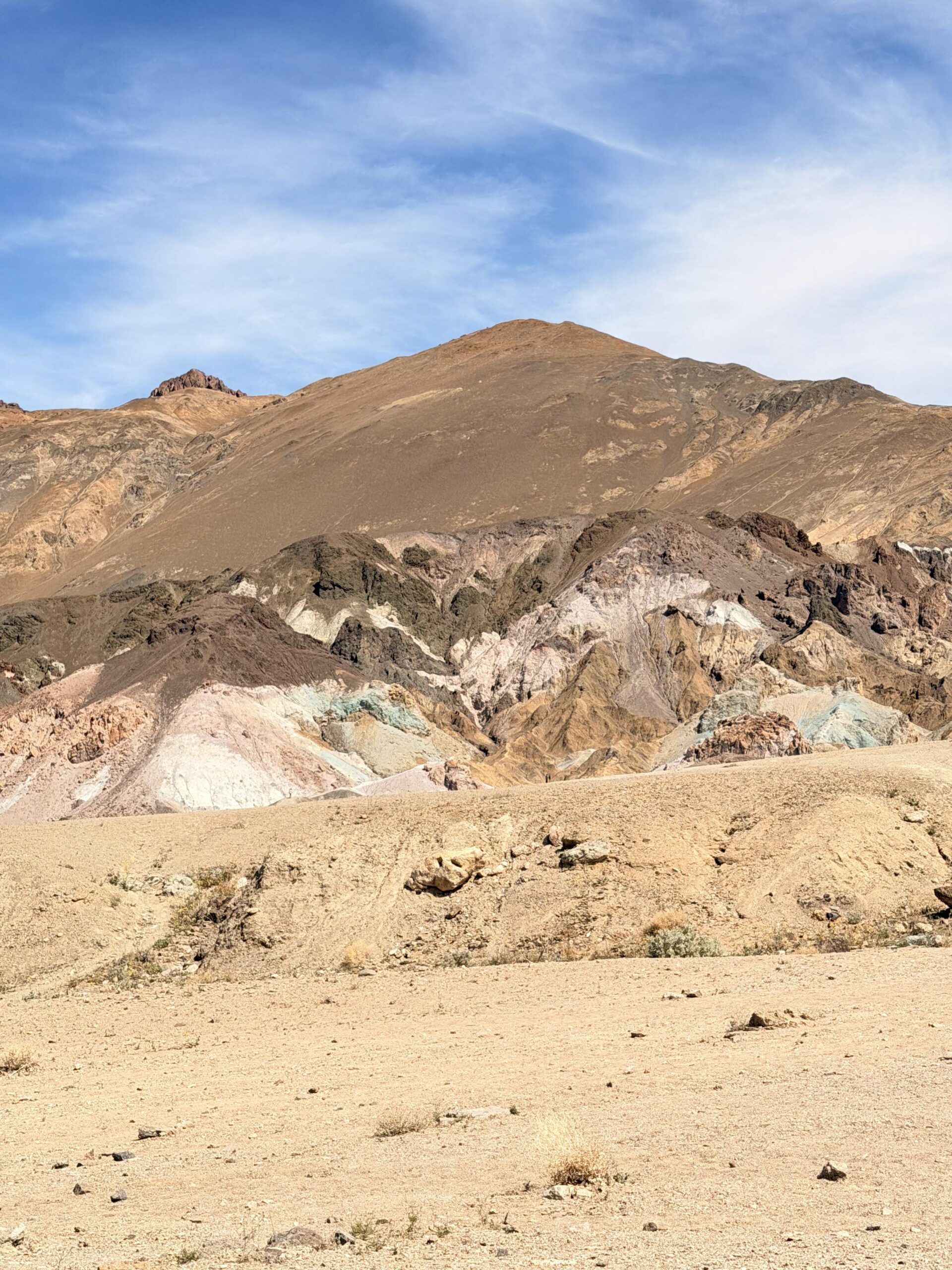 Bunte vulkanische Hügel in Pastelltönen entlang des Artist Drive im Death Valley