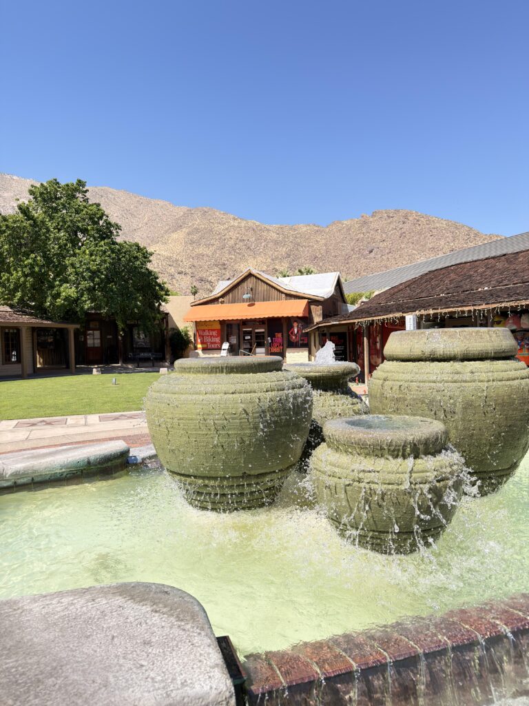 Springbrunnen mit großen Tonkrügen vor Geschäften in Palm Springs