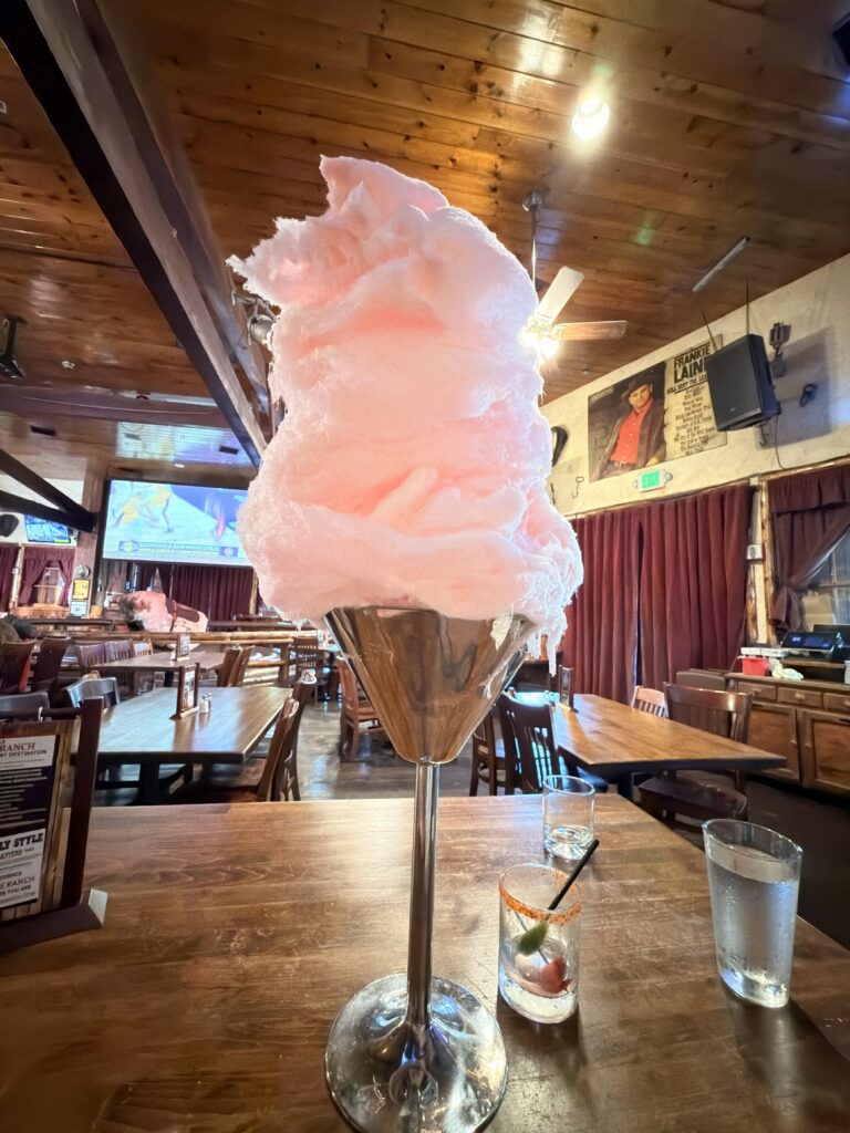 Große rosa Zuckerwatte im Martiniglas im Saddle Ranch Restaurant