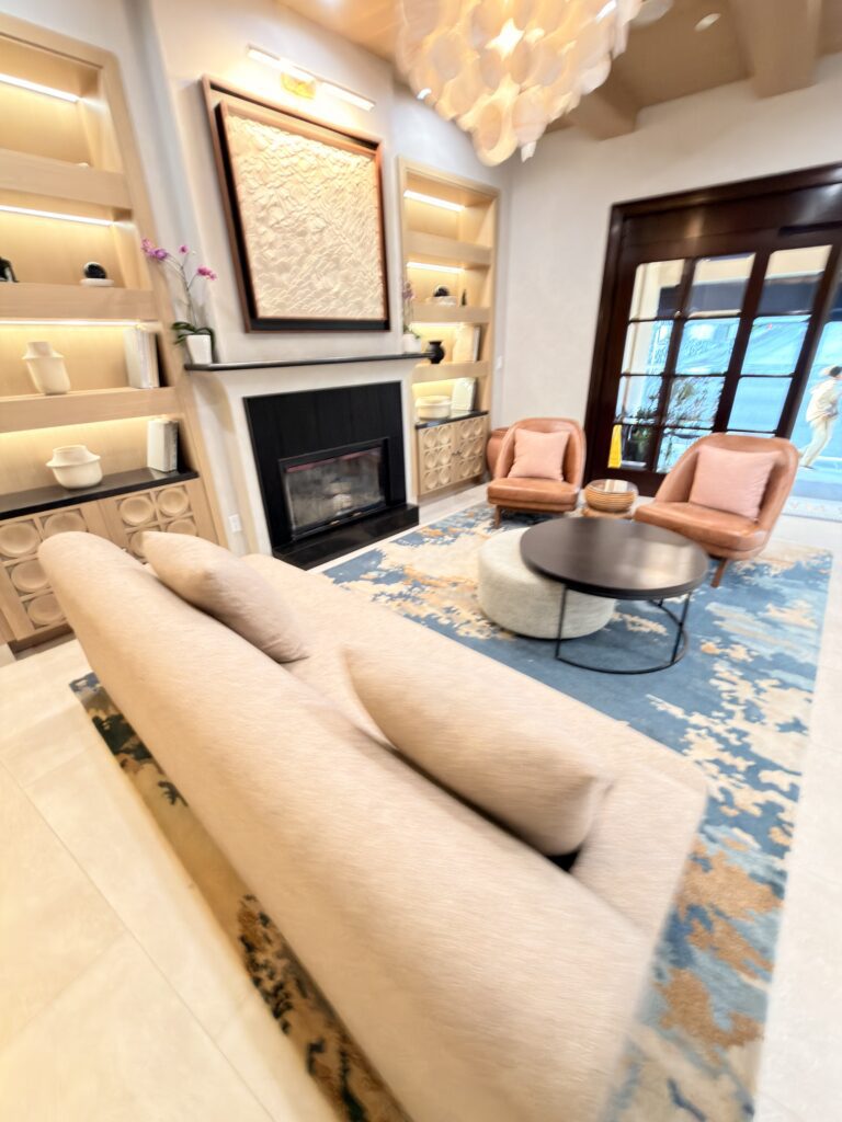 Gemütliche Lobby-Lounge im Best Western Plus Sunset Plaza mit Kamin und Sesseln