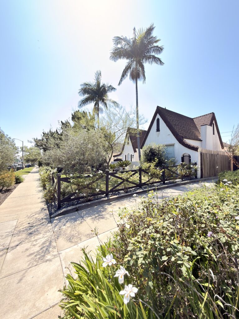 Weißes Tudor-Style-Haus mit Palmen in einem Wohnviertel in Los Angeles