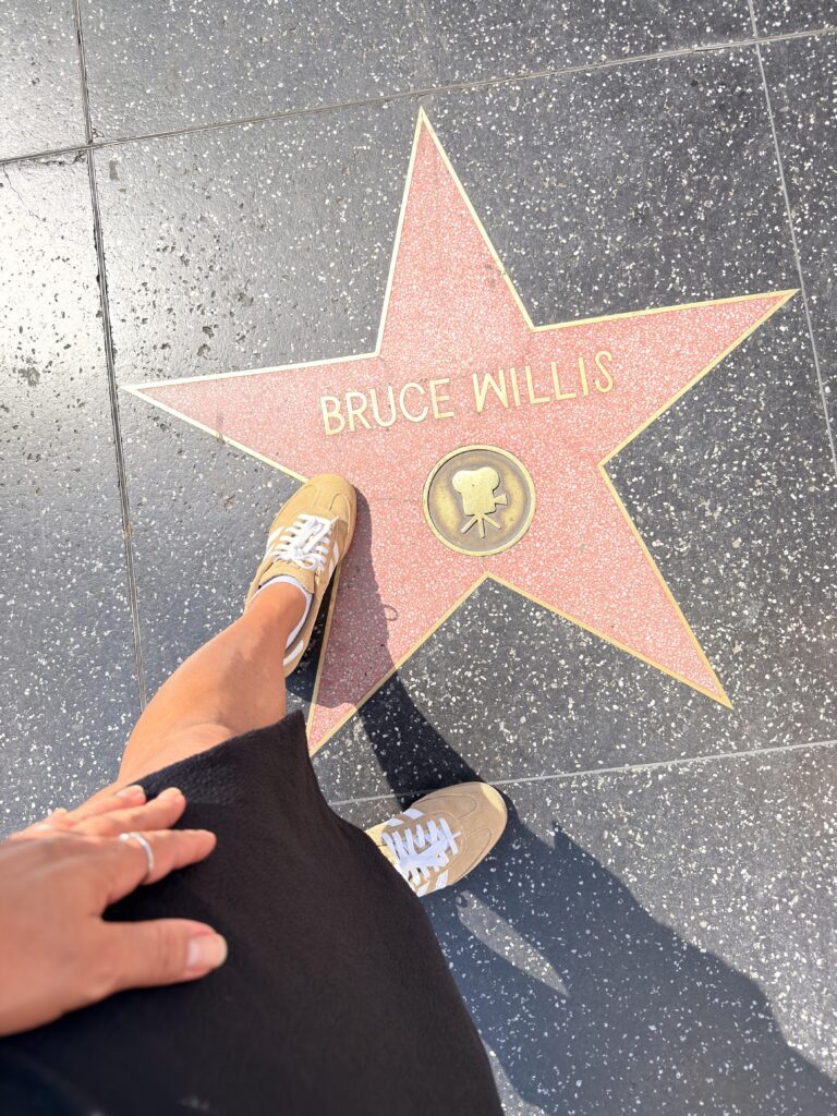 Füße stehen auf dem Stern von Bruce Willis auf dem Hollywood Walk of Fame