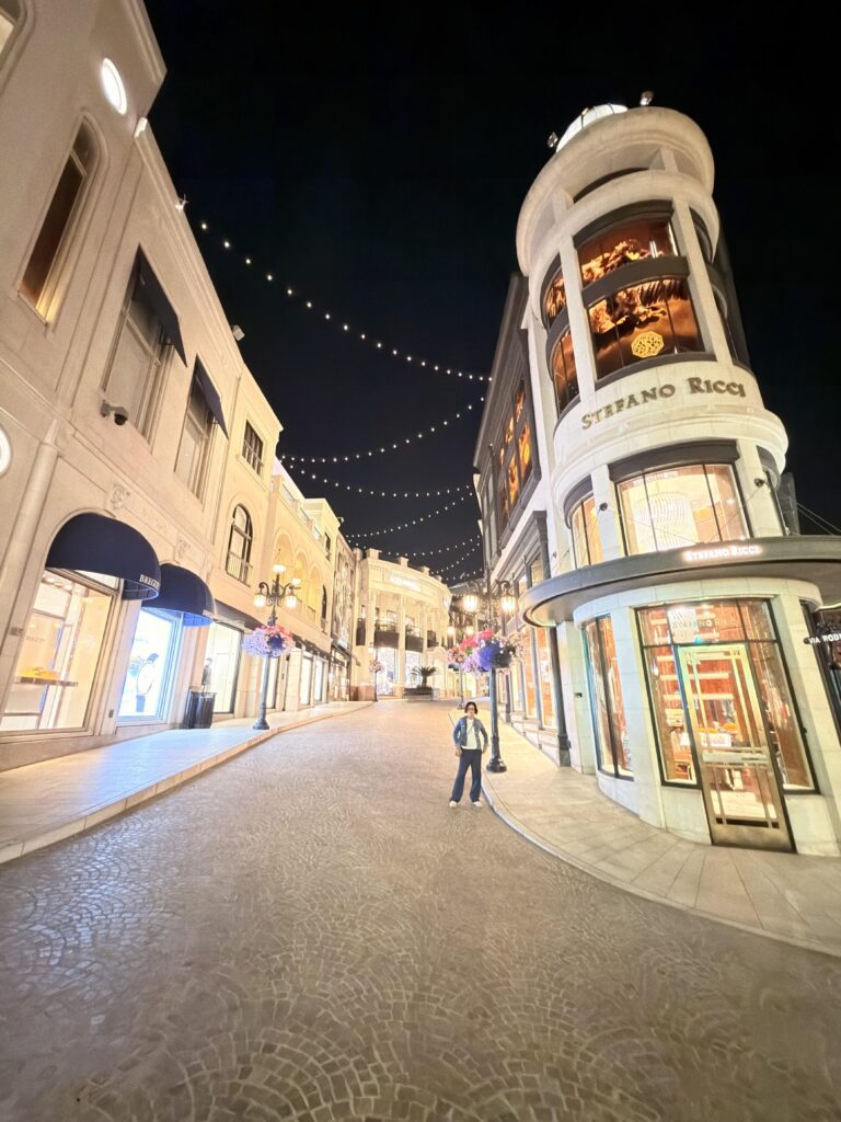 Via Rodeo in Beverly Hills bei Nacht mit Stefano-Ricci-Boutique und Lichterketten