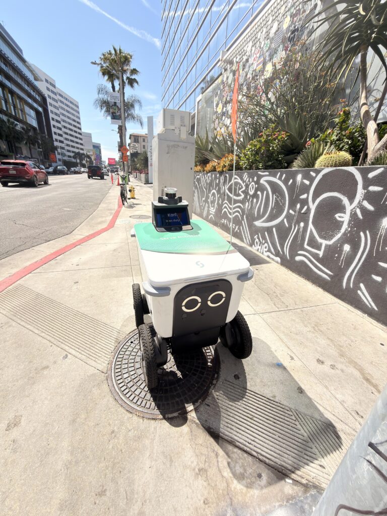 Autonomer Lieferroboter von Serve Robotics auf dem Gehweg direkt vor dem Best Western Plus Sunset Plaza Hotel am Sunset Strip