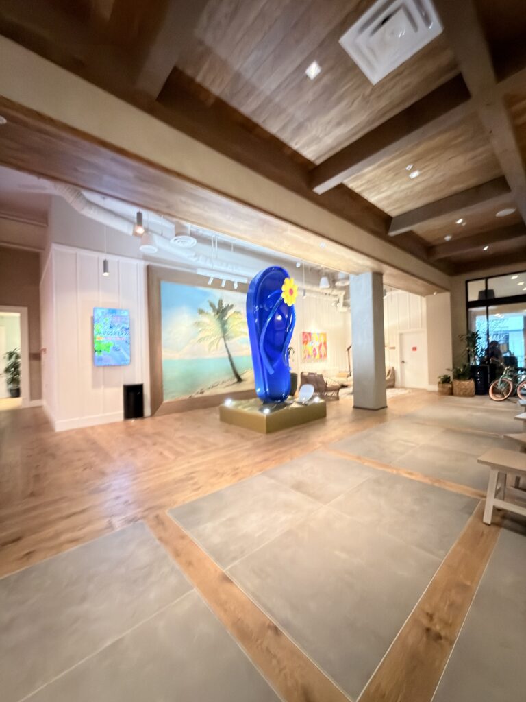 Große blaue Flip-Flop-Skulptur mit gelber Blume in der Lobby des Margaritaville Hotels San Diego