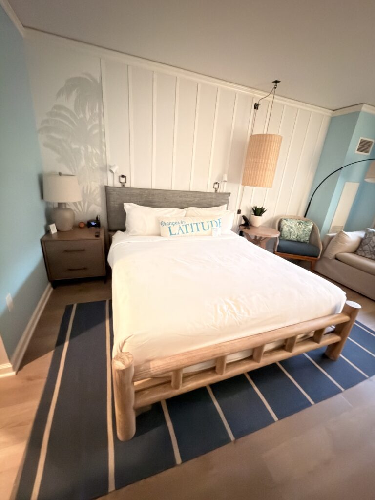 Hotelzimmer im Margaritaville Hotel San Diego mit Bett, Streifenteppich und "Changes in Latitude"-Kissen