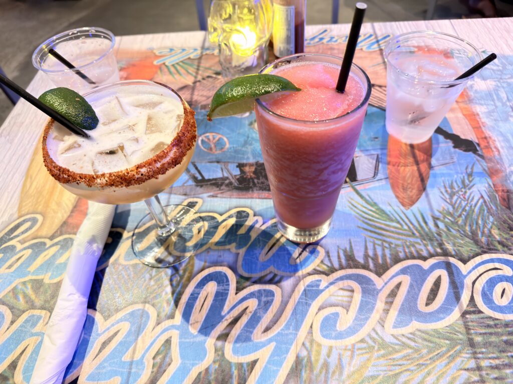Bunte Cocktails mit Limette auf einem tropisch gemusterten Tisch im Margaritaville Hotel San Diego