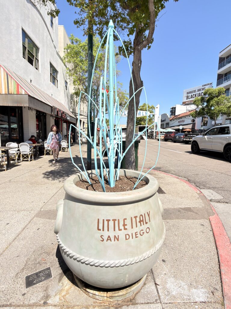 Große Blumenvase mit Aufschrift "Little Italy San Diego" auf einer Straßenecke