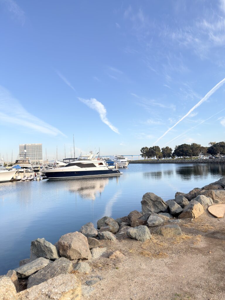 Yachten und Boote in der Marina von Seaport Village San Diego bei klarem Himmel