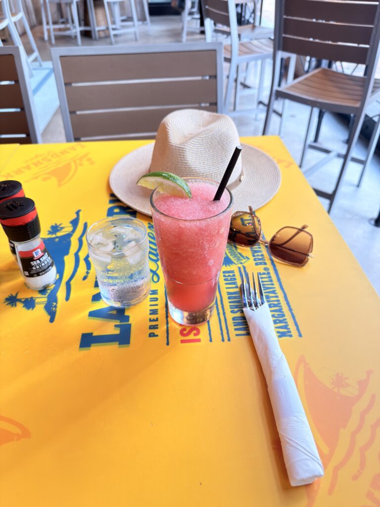 Pinkfarbener Frozen Drink mit Limette auf einem gelben Tisch im Landshark Restaurant