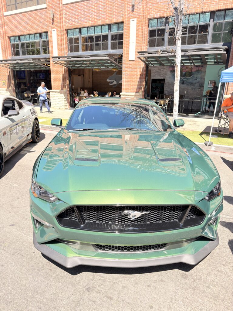 Glänzender grüner Ford Mustang bei der Cars-&-Coffee-Veranstaltung im Gaslamp Quarter San Diego