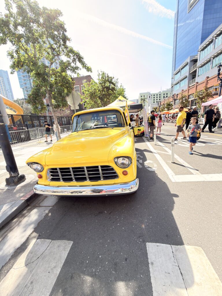 Gelber Chevrolet-Oldtimer-Pickup bei der Padres-Saisoneröffnung im Gaslamp Quarter San Diego