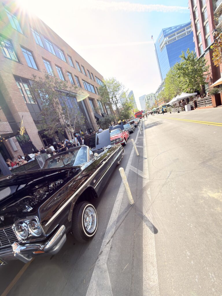 Schwarzer Chevrolet Lowrider mit Chromfelgen bei der Padres-Saisoneröffnung im Gaslamp Quarter