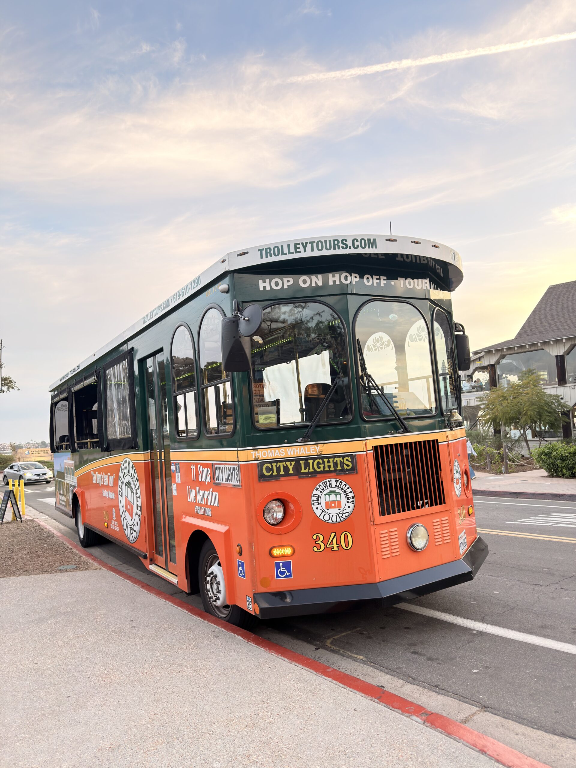 Orange-grüner Old Town Trolley Tours Bus "City Lights" in San Diego
